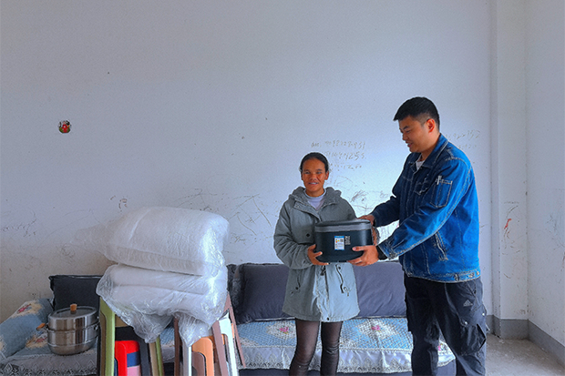 遵义烟厂基层党组织“爱心牵手”结对帮扶返贫预警监测户